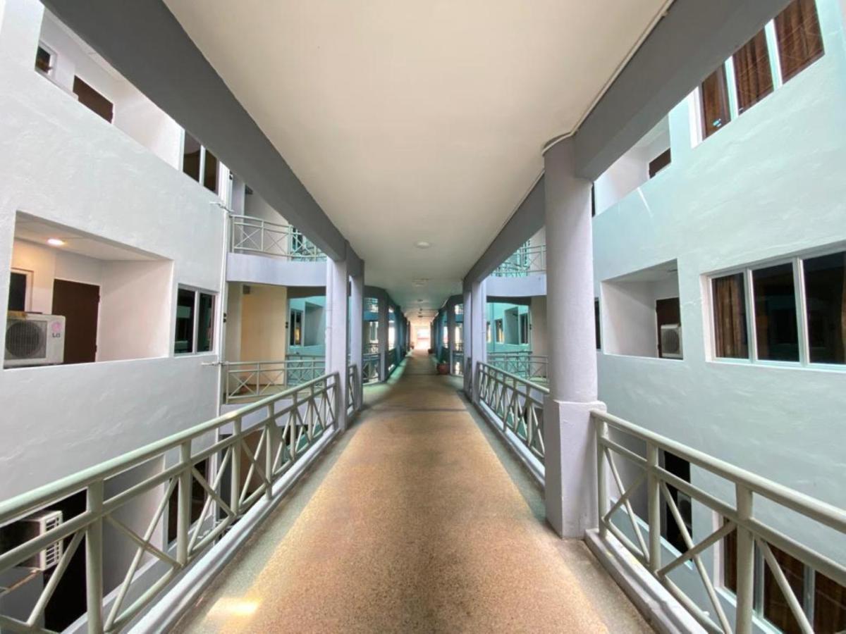 Perdana Serviced Apartment & Resorts Padang Mat Sirat Exterior foto