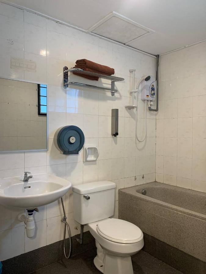 Perdana Serviced Apartment & Resorts Padang Mat Sirat Exterior foto